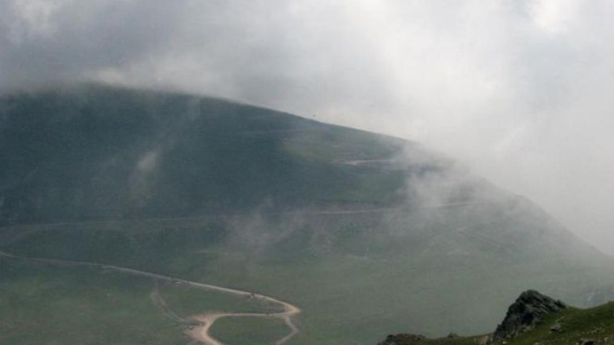 un barbat a ramas inzapezit cu masina pe transalpina desi traseul este inchis