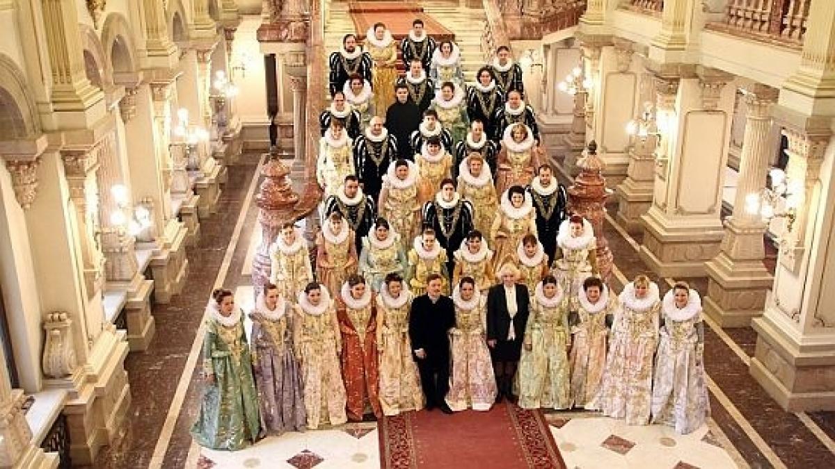 basescu a decorat corul madrigal este o productie care impresioneaza pana si pe un politician