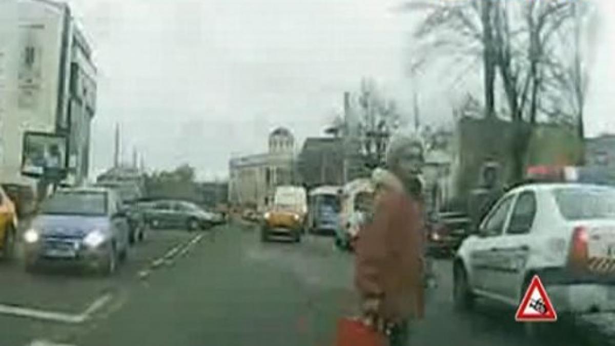 masina de politie filmata in timp ce nu a acordat prioritate unei femei aflate pe trecerea de