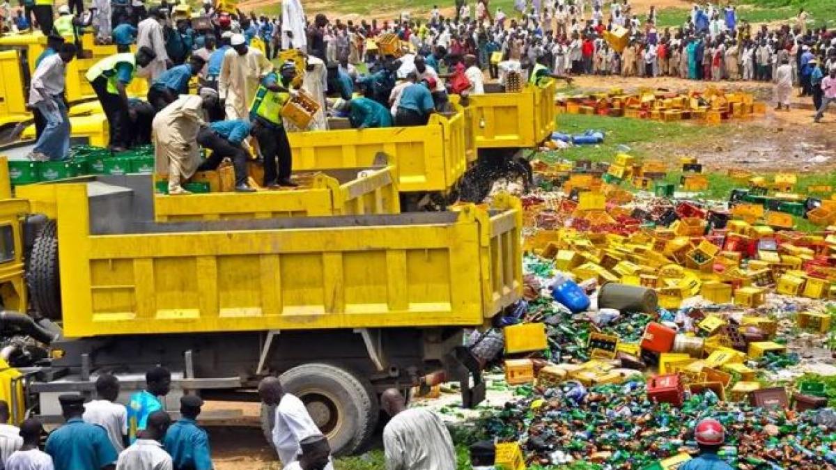 politia islamica din nigeria a distrus peste 240 000 de sticle de bere