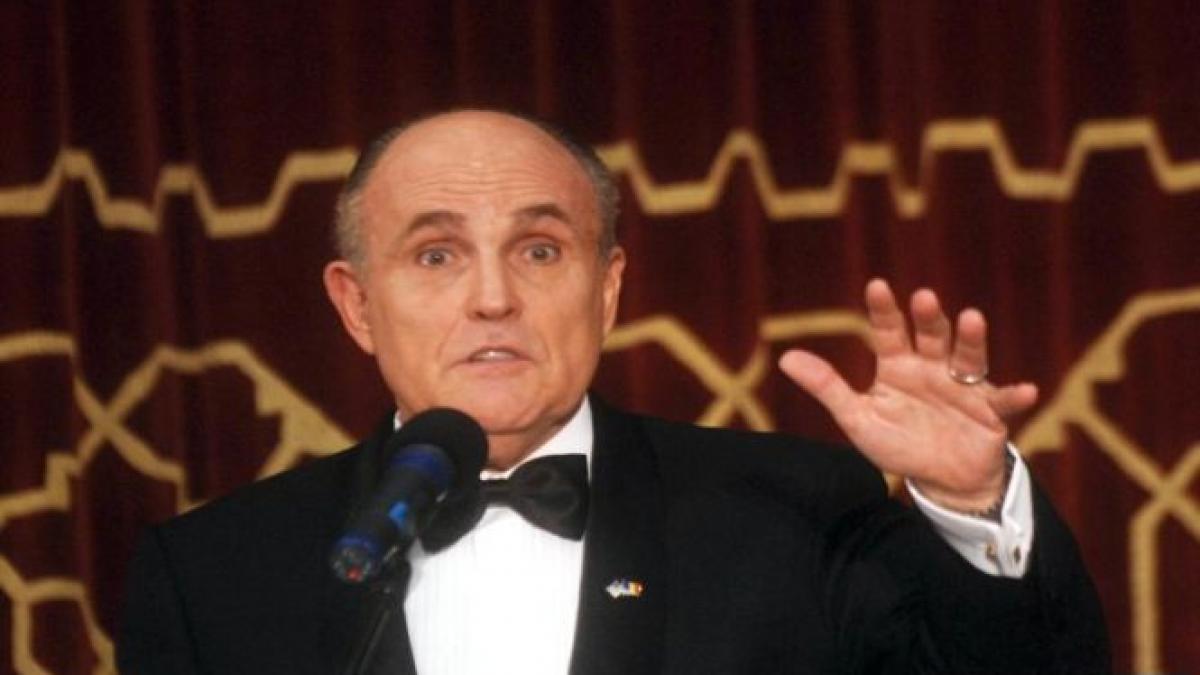 rudy giuliani fost primar al orasului new york mafia a pus o recompensa de 800 000 de dolari pe
