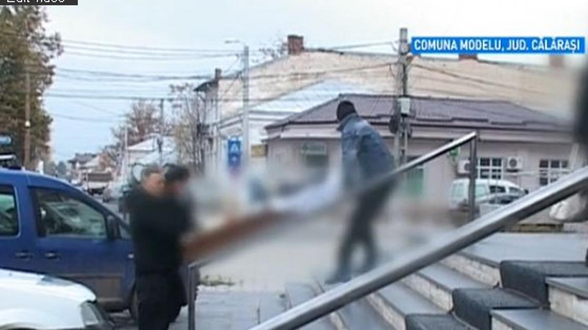 ÎNFIORĂTOR: Protest cu MORTUL ÎN COŞCIUG, pe treptele unei bănci din România