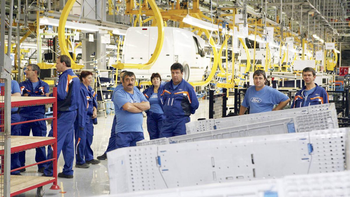 situatie ingrijoratoare pentru angajatii ford de la craiova compania opreste productia in luna