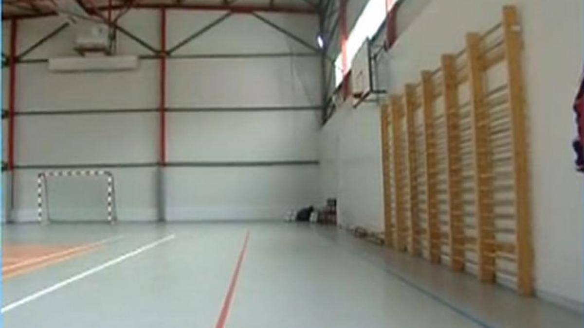 un profesor din adjud gasit spanzurat in sala de sport
