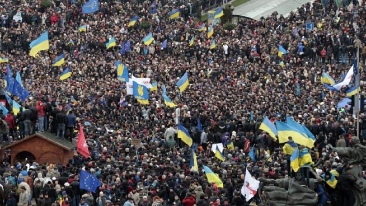 proteste masive la kiev afp estimeaza 100 000 de manifestanti peste 100 de politisti au fost raniti