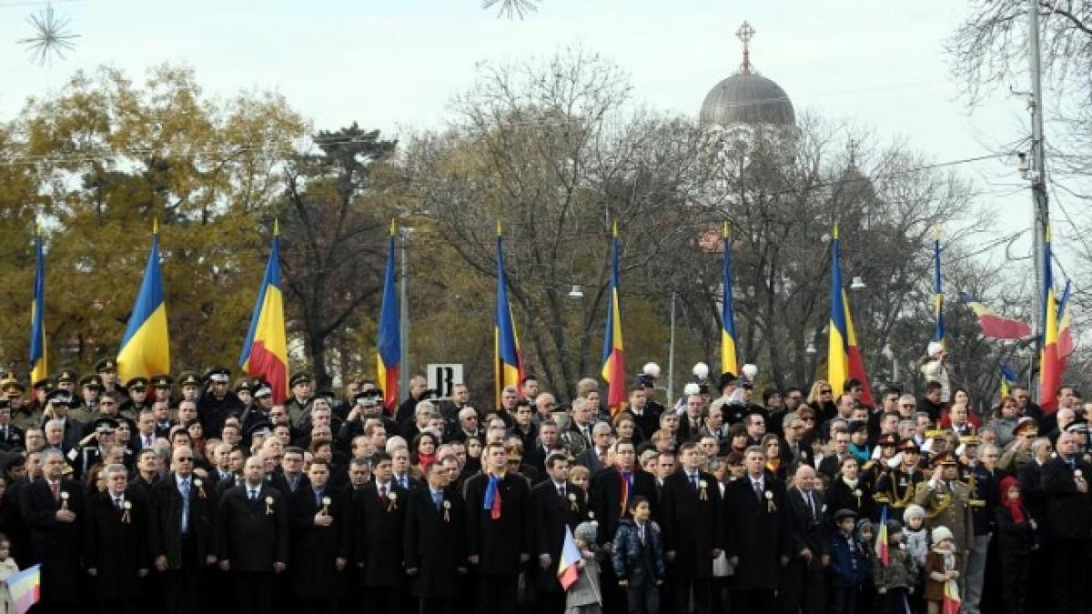 romanii nu l au uitat pe presedinte jos basescu au scandat oamenii la arcul de triumf
