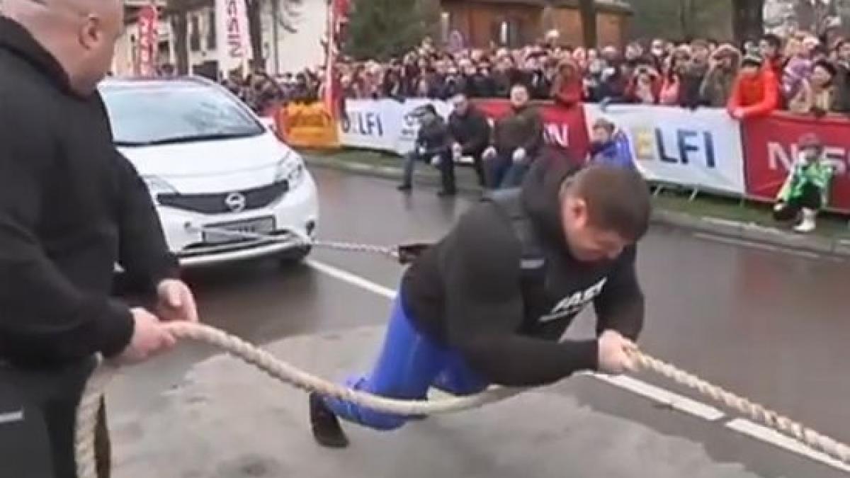 faceti cunostinta cu cel mai puternic om de pe planeta a tras 12 masini pe o distanta de 5 metri cu