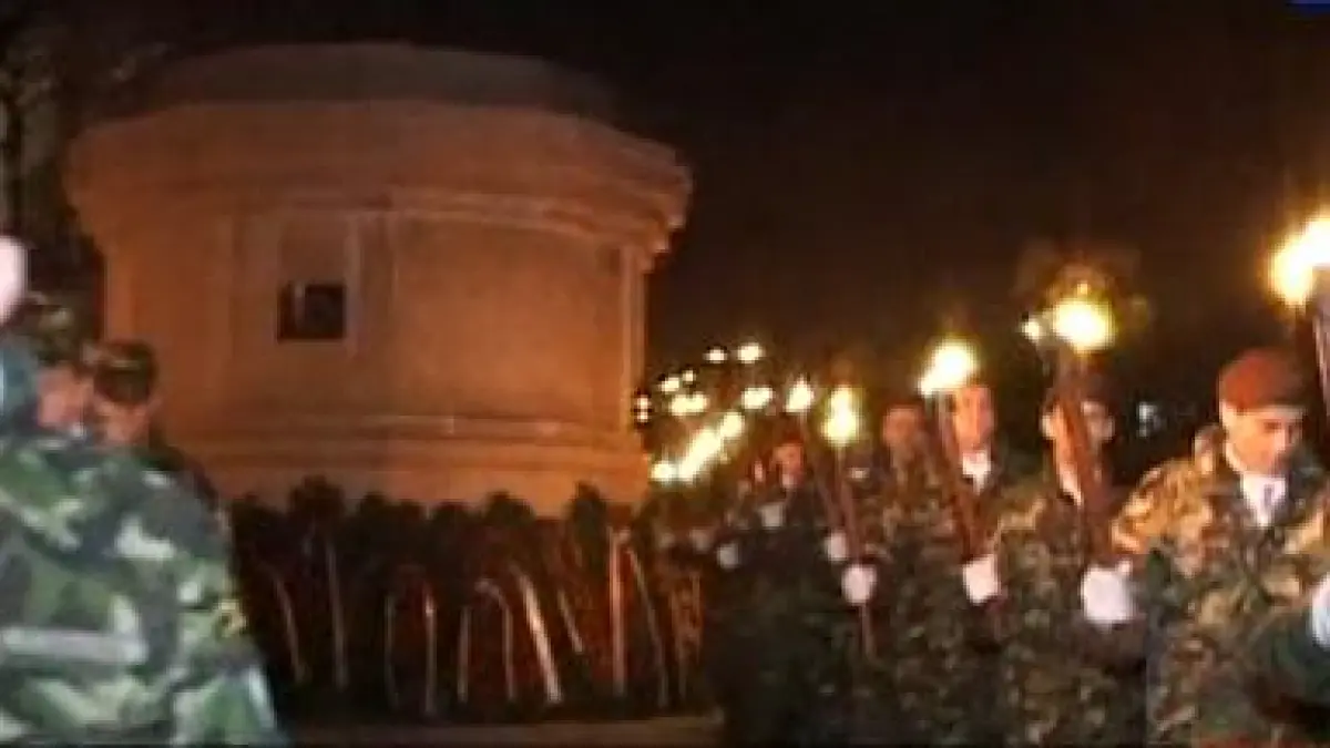 mii de oameni din toata tara au asistat la ceremonialul retragerii cu torte