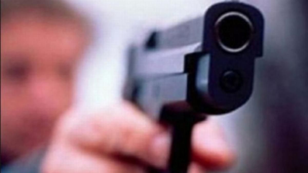 pistolarul din militari ramane in arest