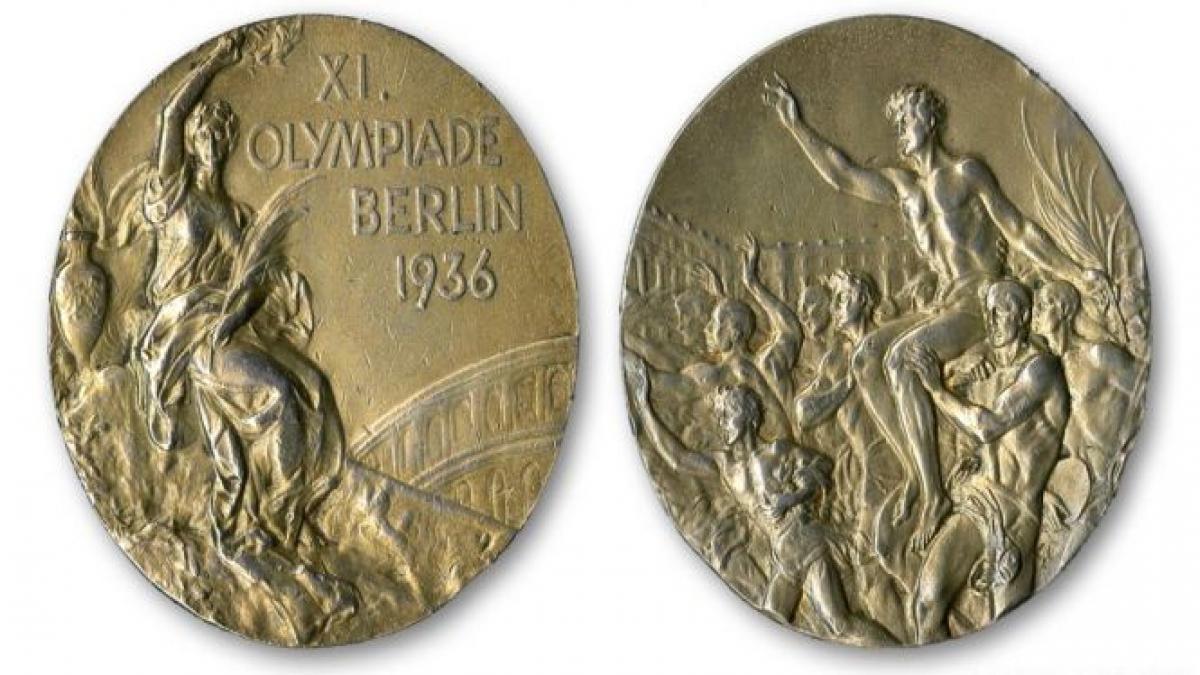una dintre medaliile cucerite de jesse owens la jo din 1936 scoasa la licitatie