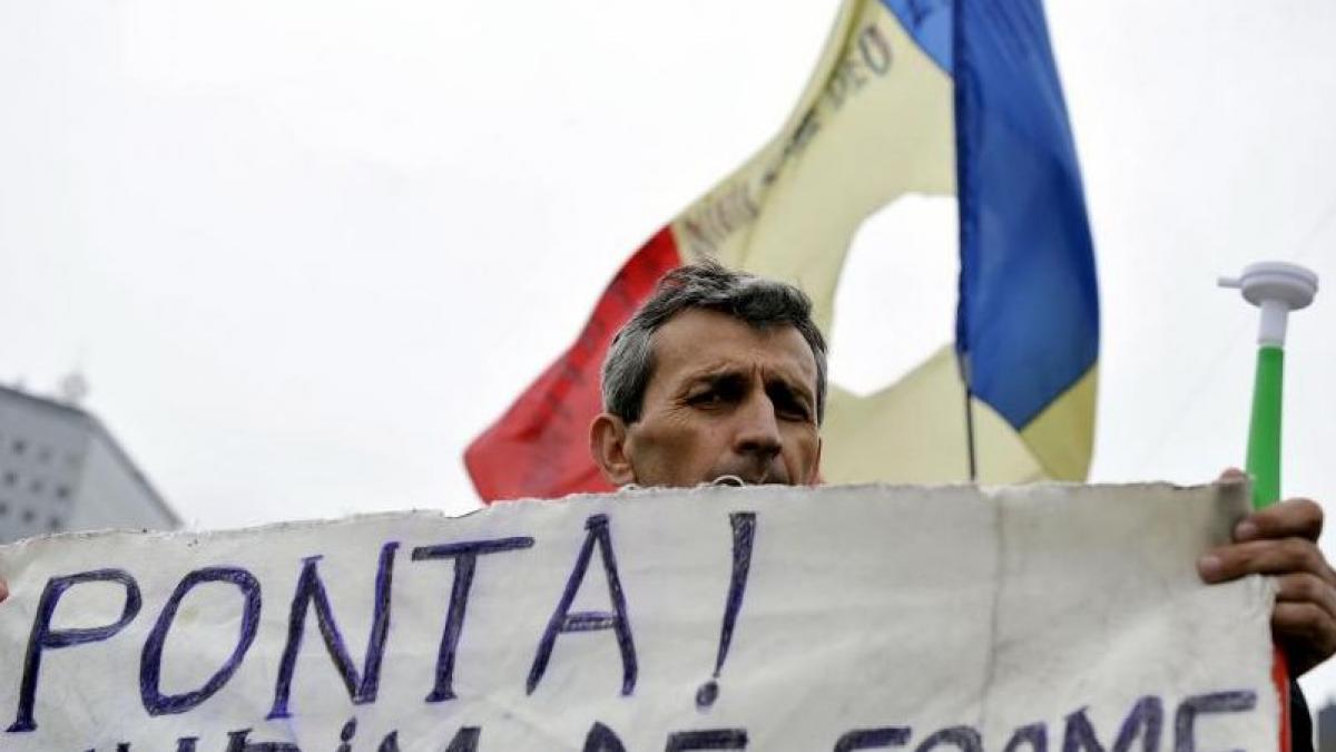 cei opt grevisti ai foamei de la oltchim continua protestul doi dintre ei au probleme de sanatate