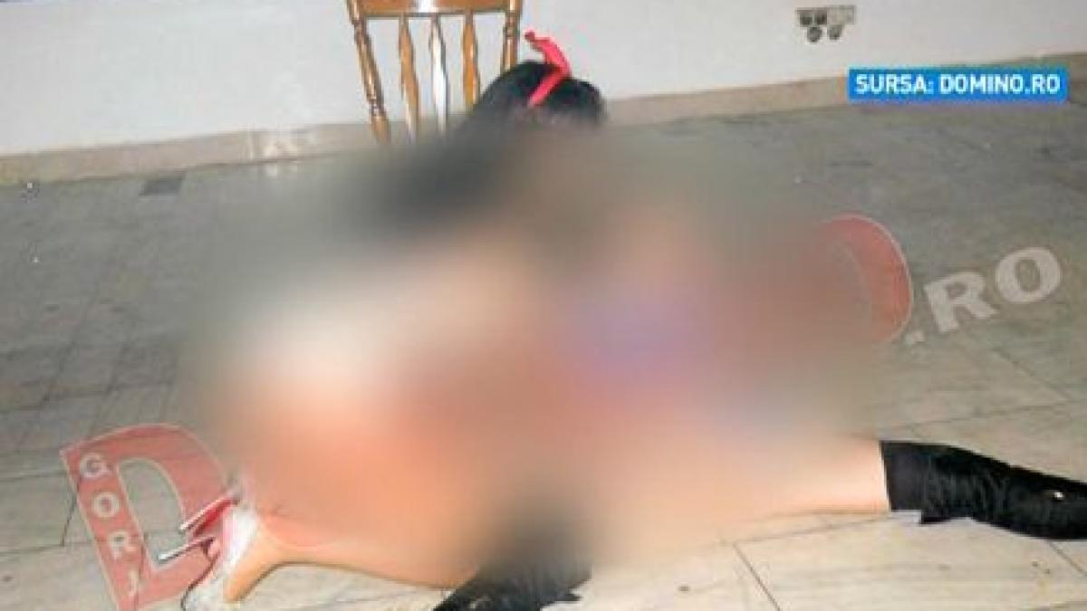 dezmat la un bal al bobocilor din targu jiu doua dansatoare le au oferit studentilor un spectacol