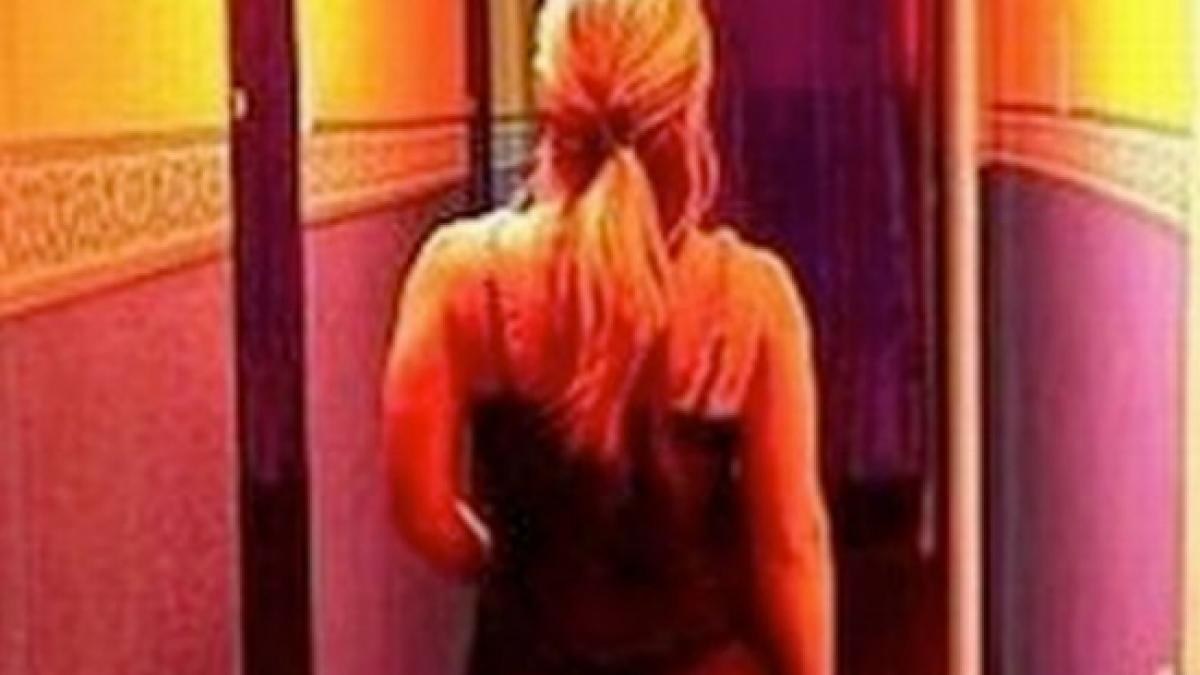 doi suedezi acuzati ca au fortat o romanca sa se prostitueze condamnati la patru ani de inchisoare