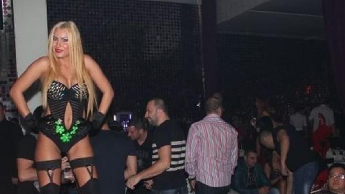 imaginea surprinsa intr un club din bucuresti este deliciul retelelor de socializare
