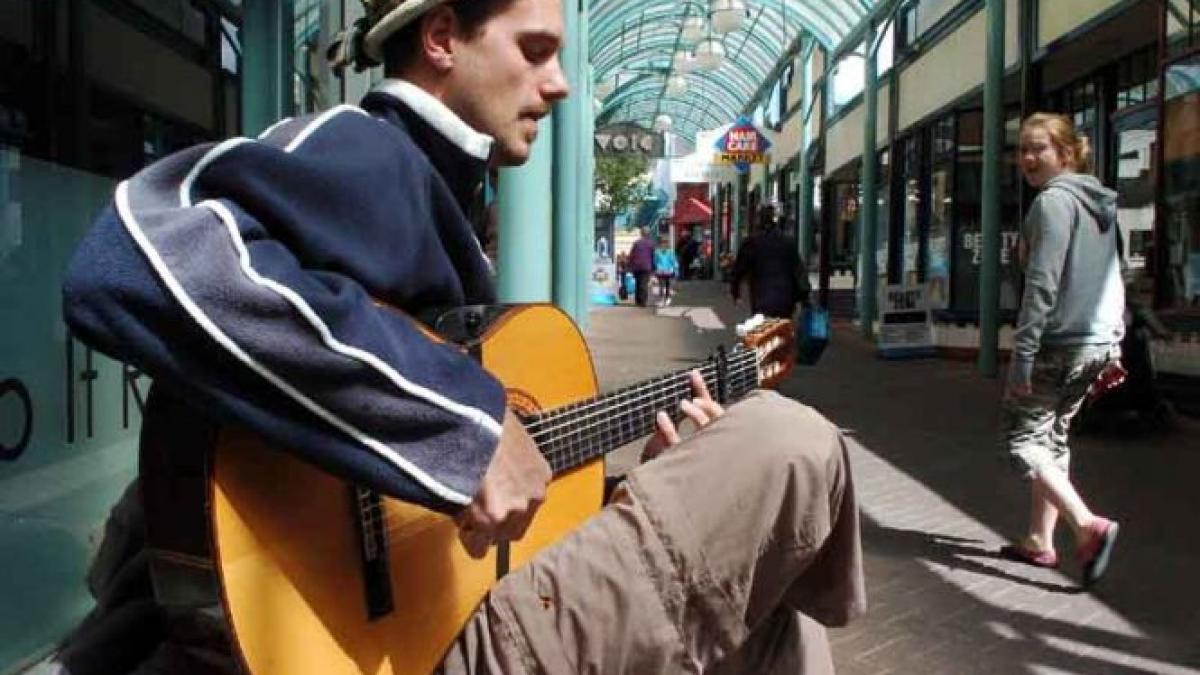 noi reguli pentru muzicienii care si castiga existenta pe strazile madridului