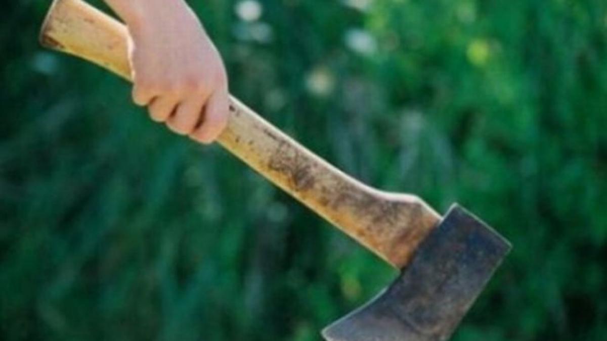 a distrus cu toporul pacanelele la care si a pierdut casa si masina