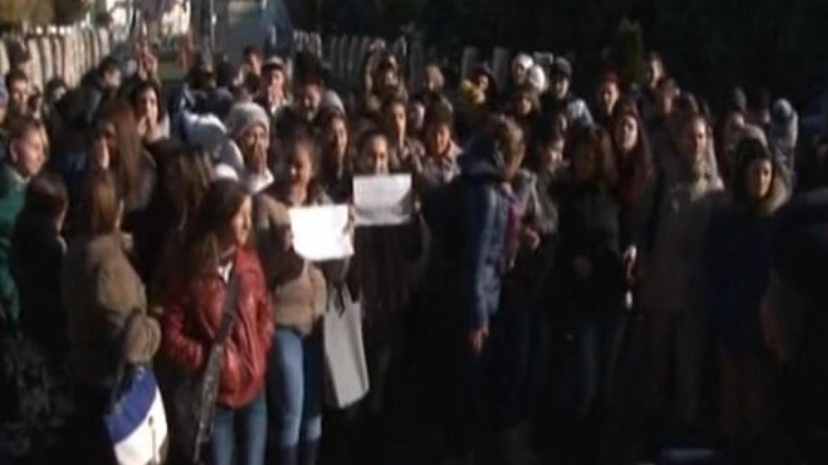 este foarte frig nici nu putem sa scriem elevii din targoviste refuza sa intre la ore primarul