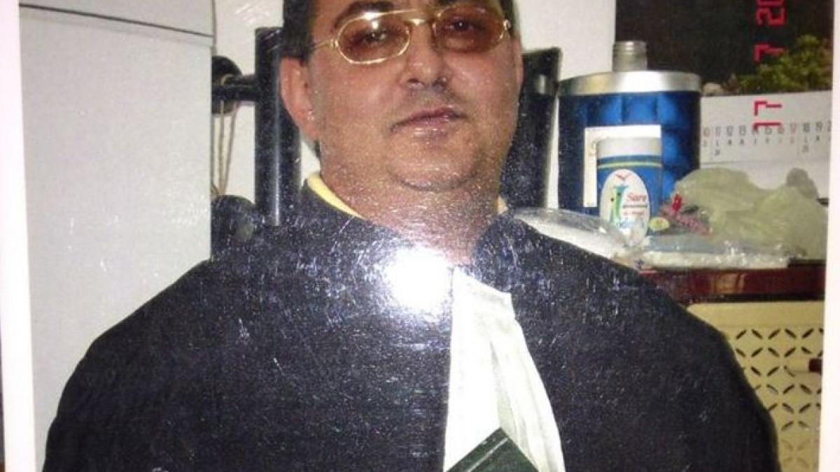 in fotografia postata pe net unul din cei mai cautati interlopi din romania ia peste picior politia