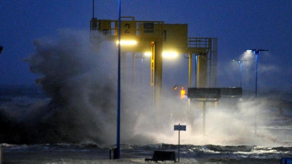 furtuna xaver a facut ravagii in vestul europei ploi torentiale inundatii si rafale de vant de pana