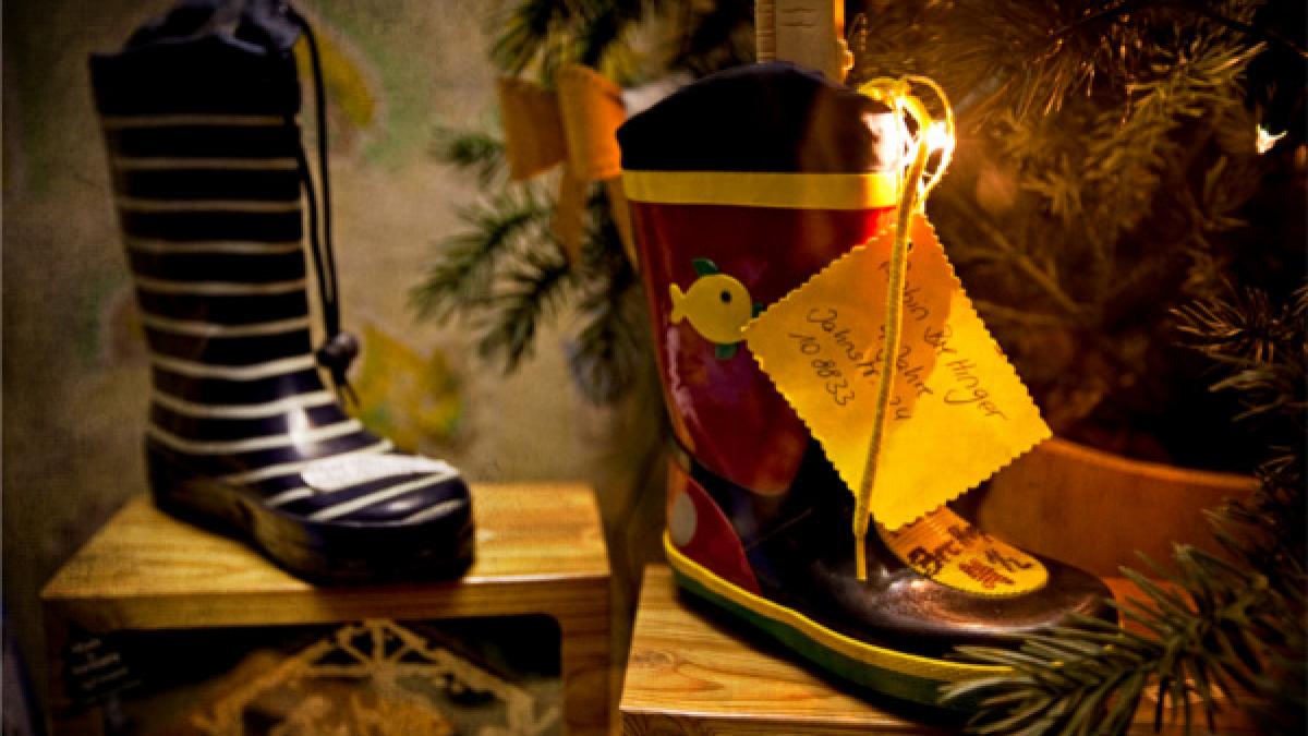 ghetutele lustruite si puse sub fereastra umplute de cadouri de mos nicolae