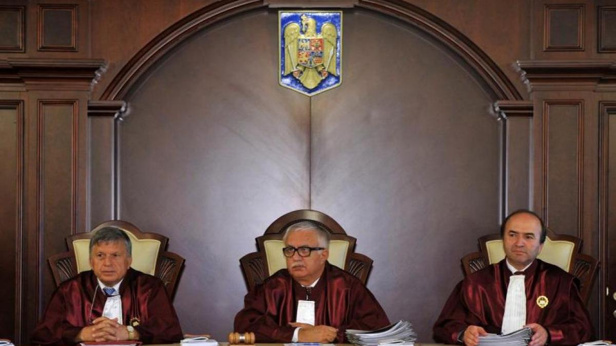 noi achizitii de lux la curtea constitutionala mape din piele naturala in valoare de 1 700 de lei