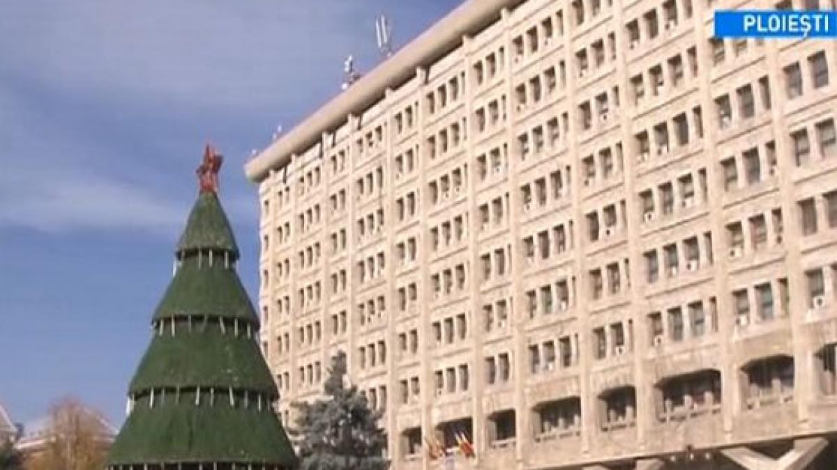 ploiestenii nemultumiti de bradul de craciun din centrul orasului este cel mai urat brad posibil
