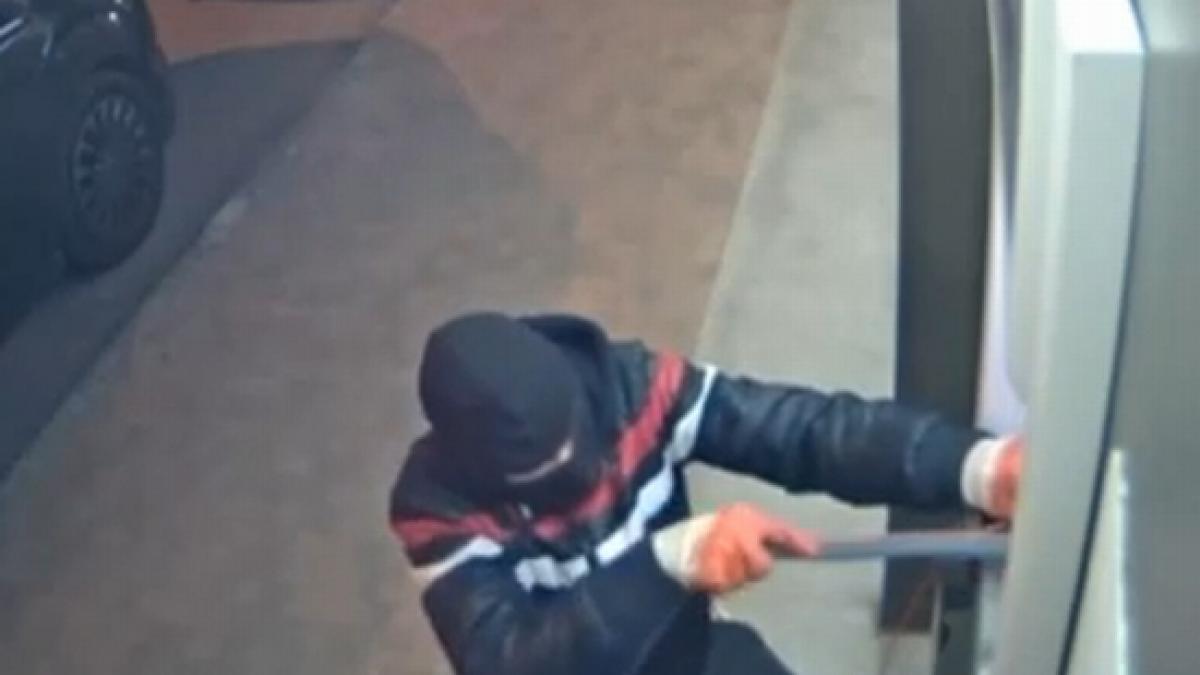 sase romani au fost arestati in spania aruncau in aer bancomate pentru a fura banii