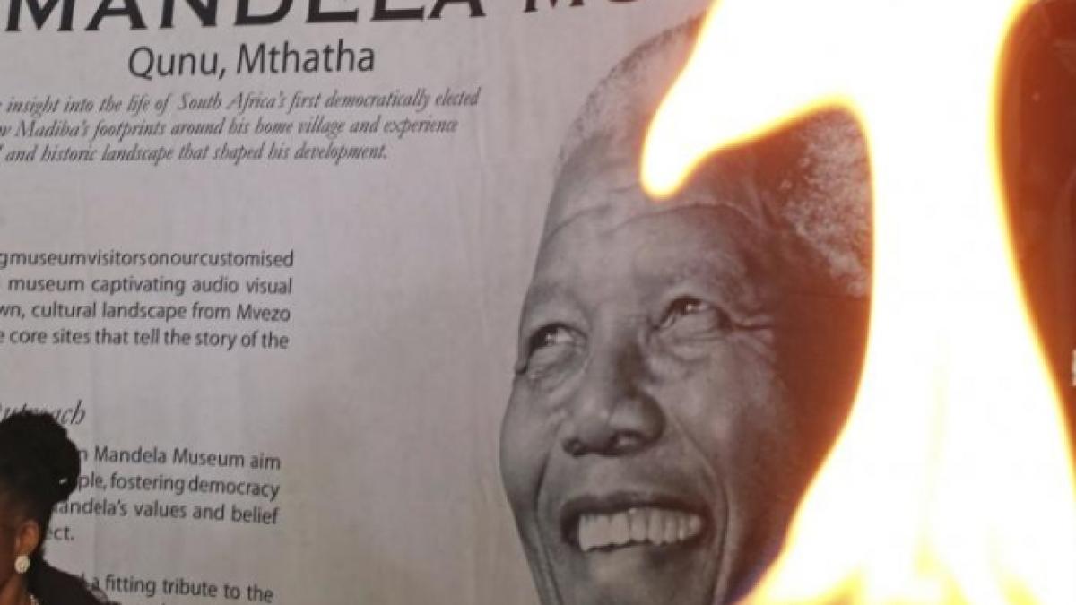 george w bush si bill clinton participa la ceremoniile organizate pentru nelson mandela