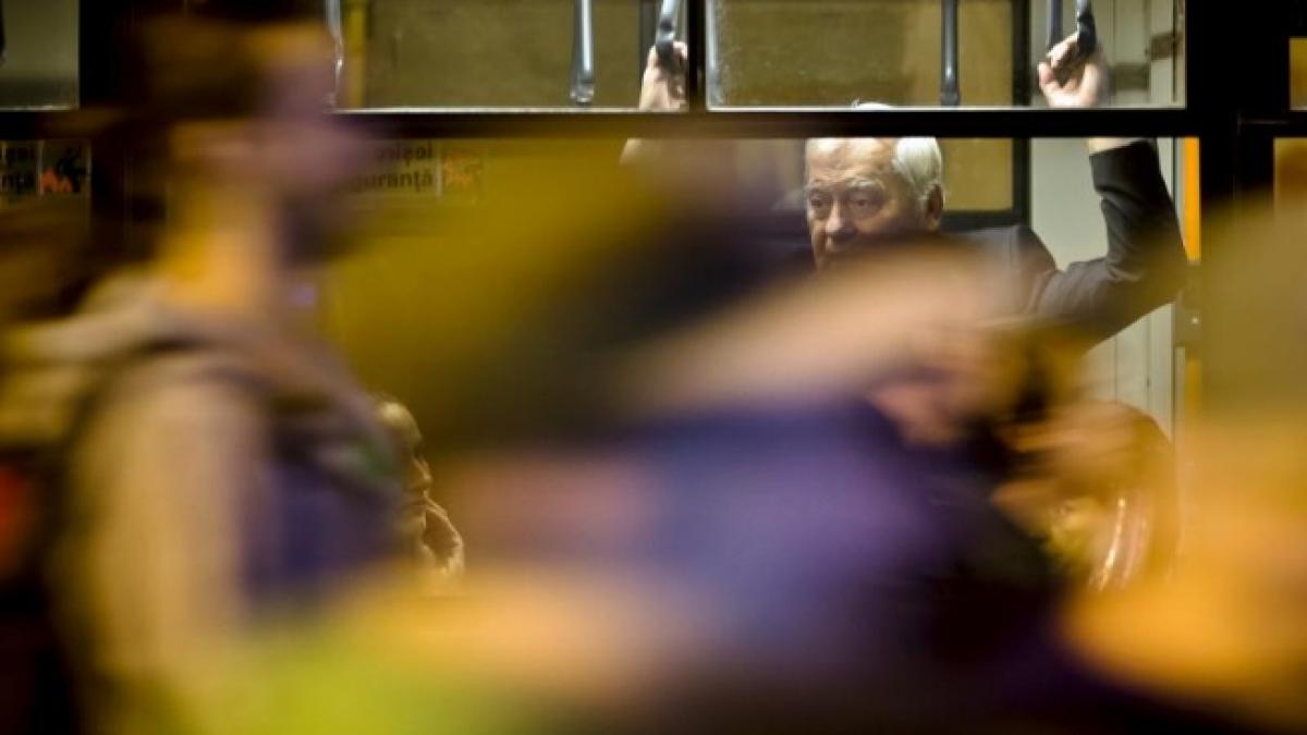 incidente violente la protestul din piata universitatii manifestantii s au imbrancit cu jandarmii