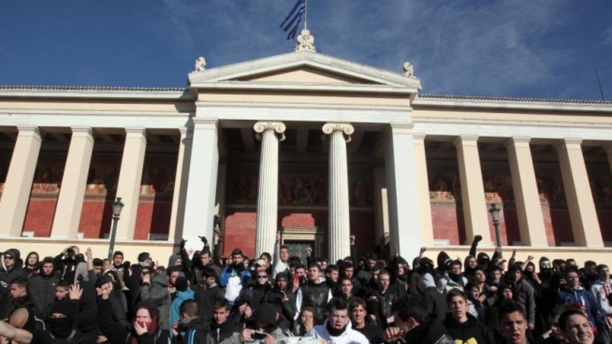 mii de oameni pe strazile din atena si salonic in memoria unui adolescent ucis de un politist