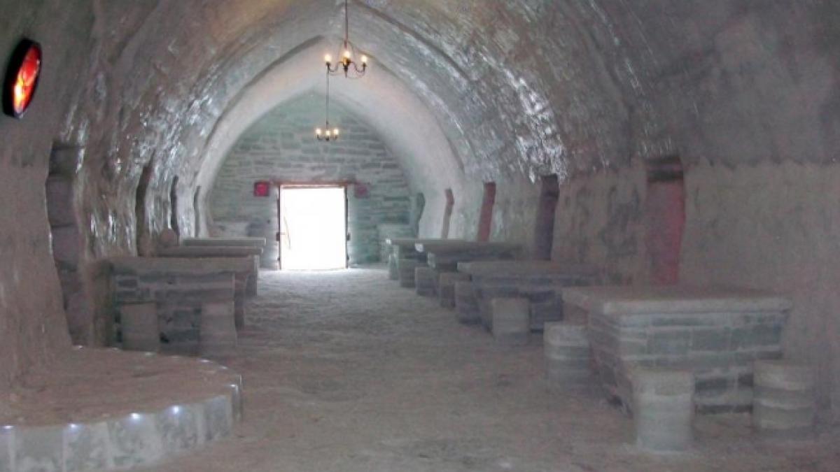 tu cat ai plati pentru o noapte de cazare in munti printre sloiuri de gheata