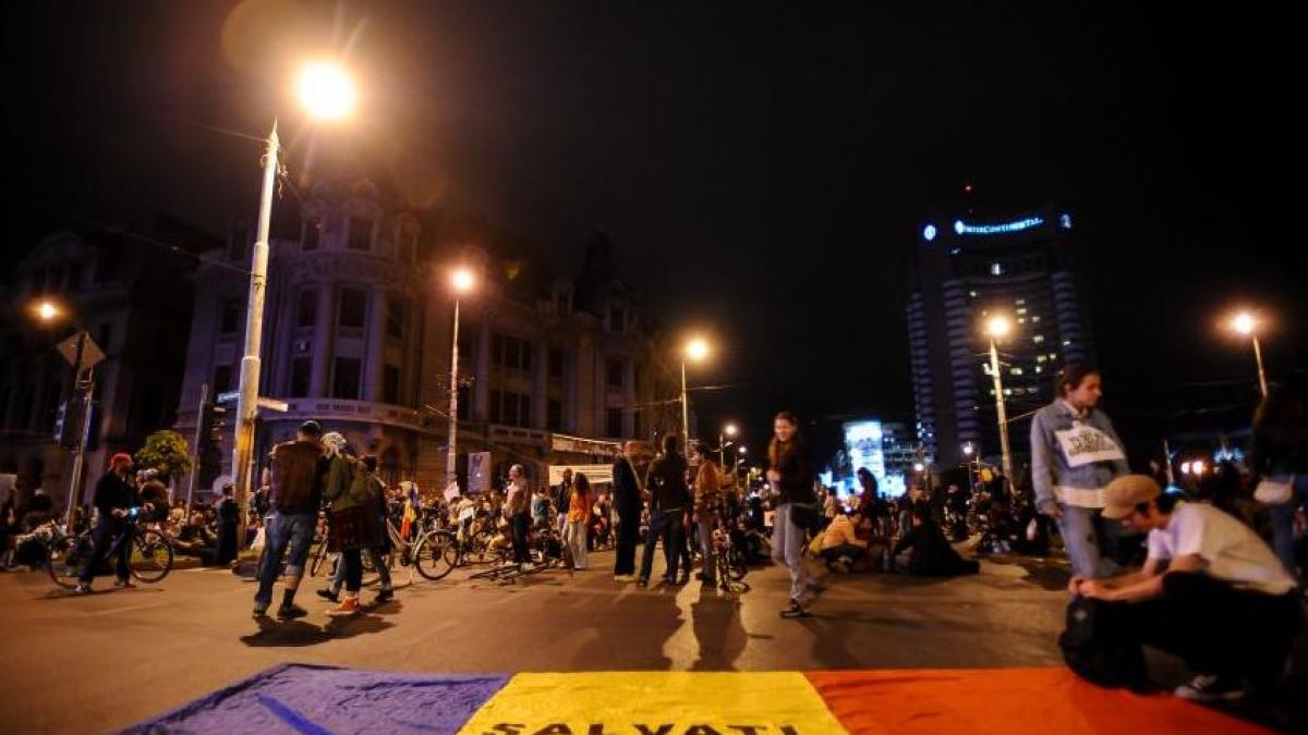 protestul de la universitate s a incheiat dupa trei ore doua persoane au fost duse la spital