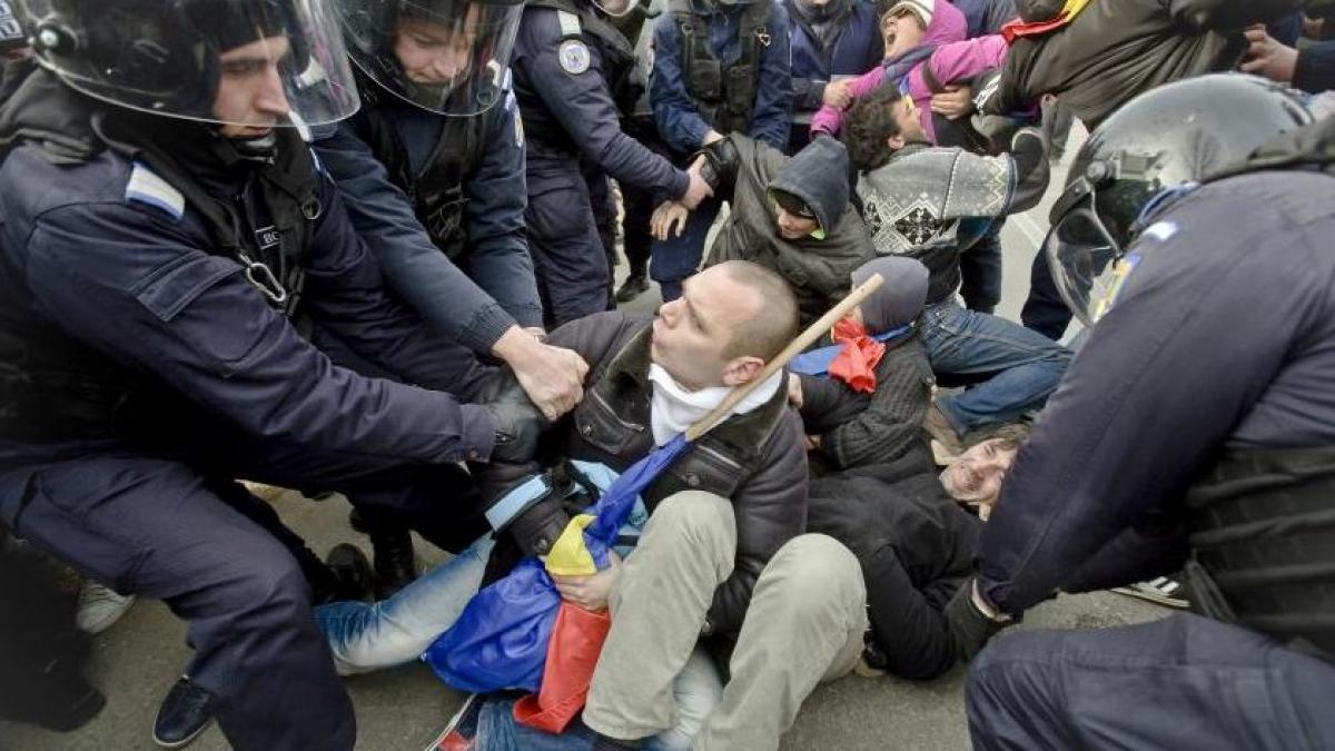 tanarul care sustinea ca a fost lovit de jandarmi la protestele de la pungesti a fugit din spital