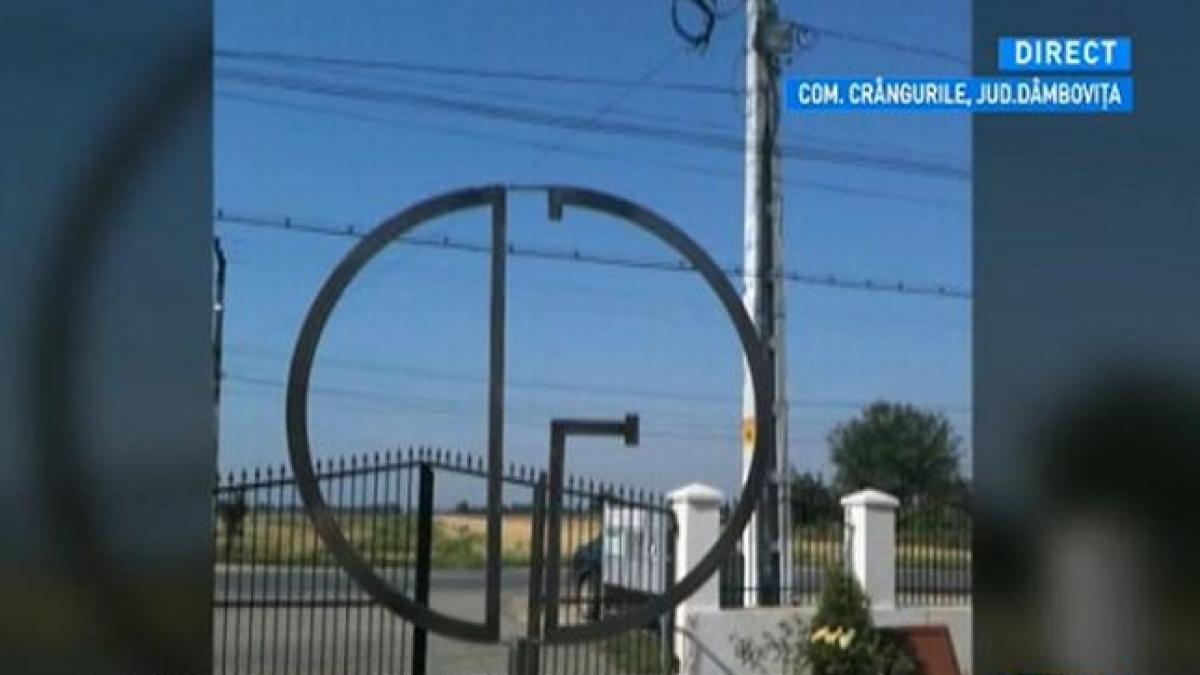 un primar din dambovita si a facut monument cu initialele numelui sau in fata primariei