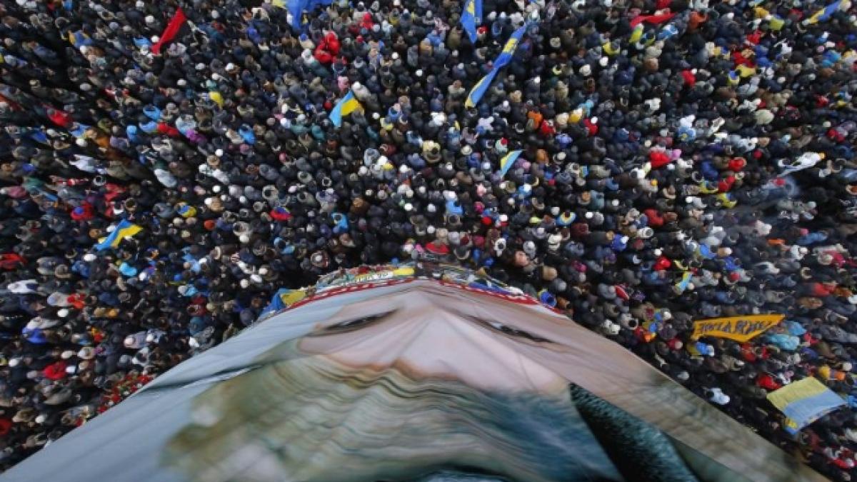 update manifestantii din kiev au distrus o statuie cu lenin