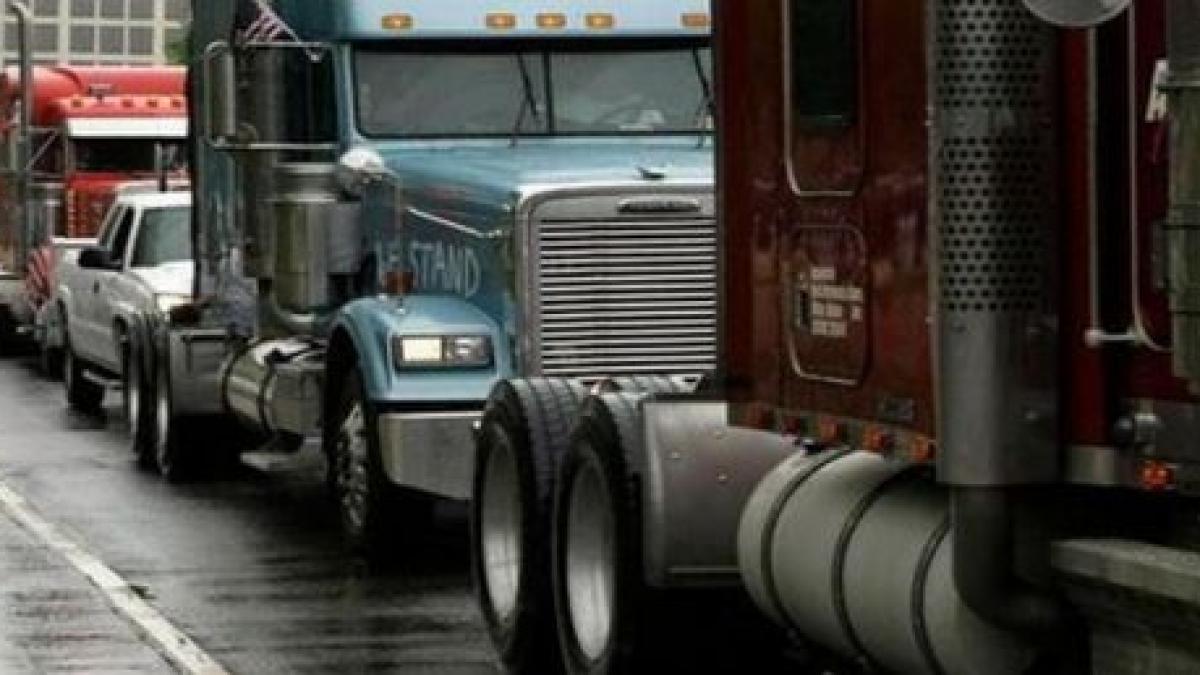 camionagiii au iesit in strada italia este paralizata de greva transportatorilor