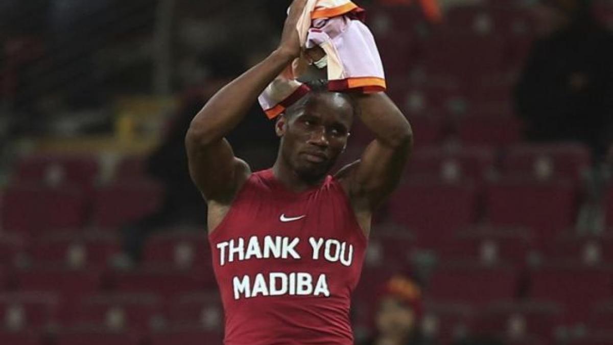 drogba si eboue pasibili de sanctiuni dupa ce i au adus un omagiu lui nelson mandela