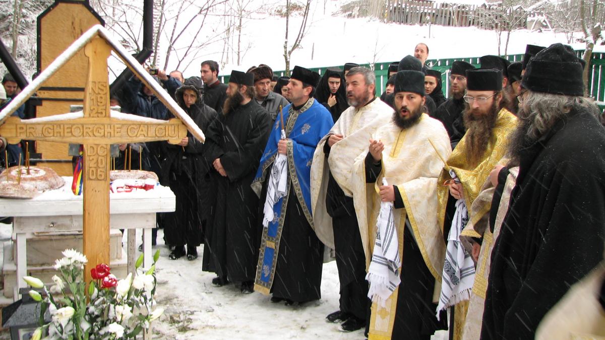 vezi imagini cu miracolul cum a fost gasit trupul neinsufletit al parintelui calciu la 7 ani de la