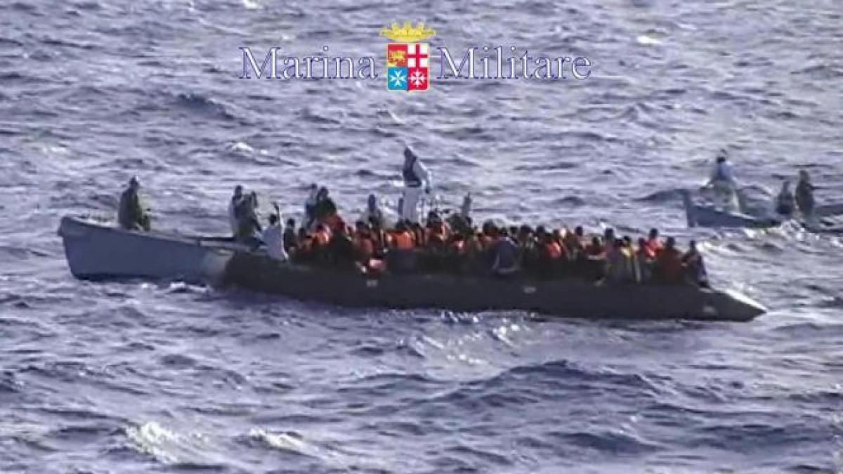 aproape 300 de imigranti ilegali au fost salvati de marina militara italiana in marea mediterana