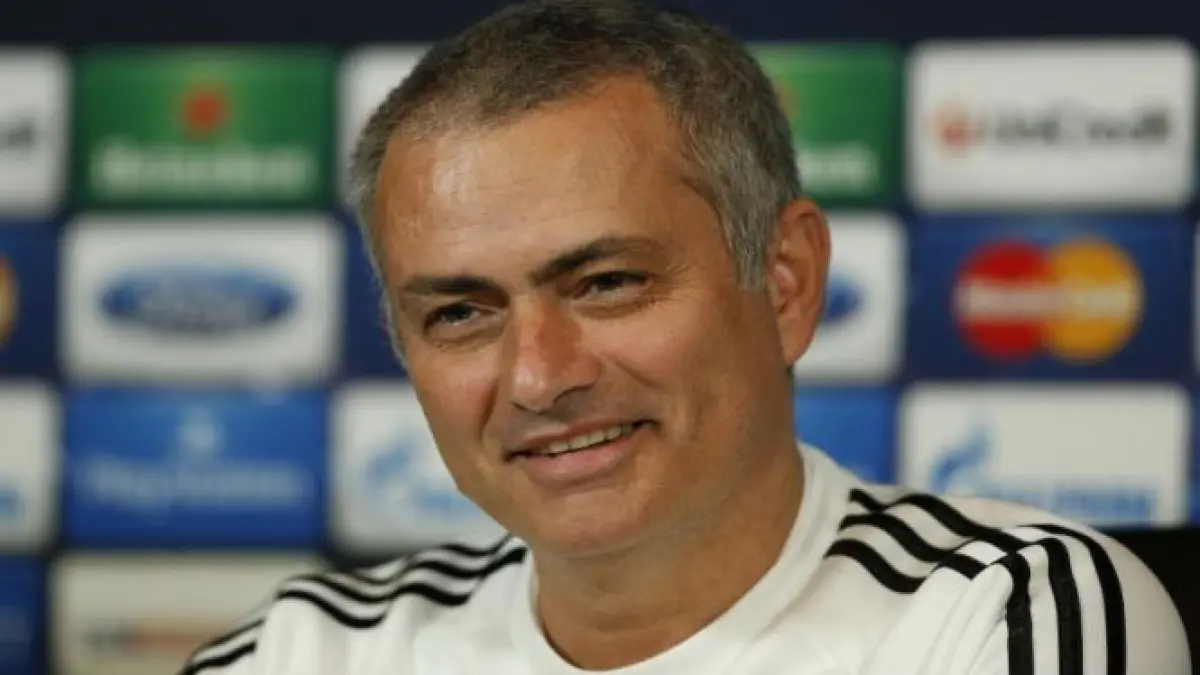 jose mourinho si a dat jos tricoul l a semnat si l a oferit translatorului roman inaintea meciului