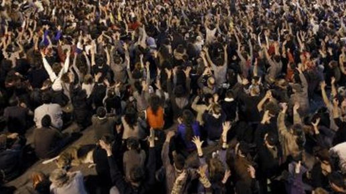 mii de oameni s au luat la bataie cu politistii in mai multe orase din italia