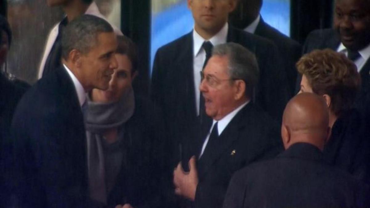 moment fara precedent la ceremonia dedicata lui mandela barack obama a dat mana cu raul castro