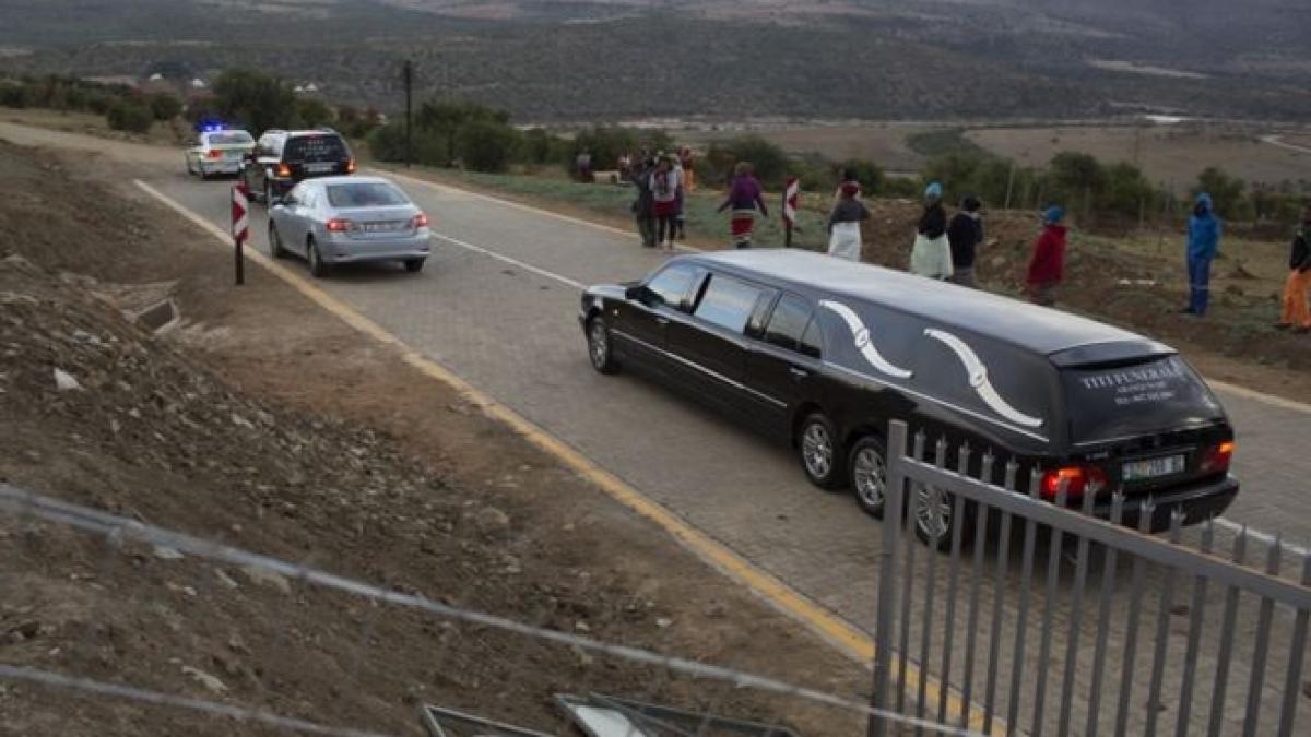 nelson mandela funeralii intr un oras blocat de trafic si ploaie si printre scandari tribale