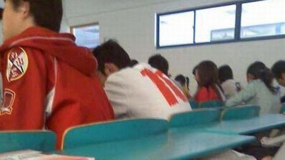 ce se intampla in clasa in timp ce profesoara preda la catedra eram obosit asa ca m am culcat