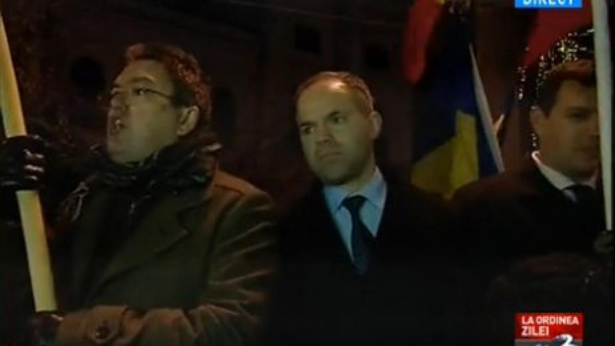 consilierul prezidential daniel funeriu si presedintele fundatiei miscarea populara la un miting