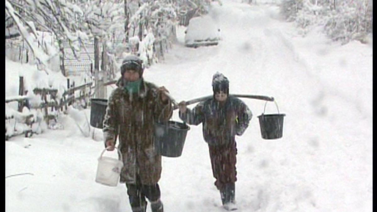 de doua zile sunt captivi intre nameti zeci de oameni din doua localitati din apuseni blocati in