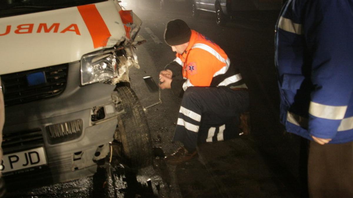 un sofer neatent a lovit in plin o ambulanta patru oameni au ajuns la spital dupa ce aceasta s a