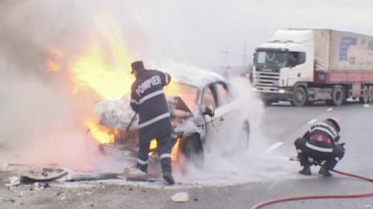 A fost la un pas să ardă de viu în propria maşină. Autoturismul a luat foc în mers, iar şoferul a ieşit în ultima clipă