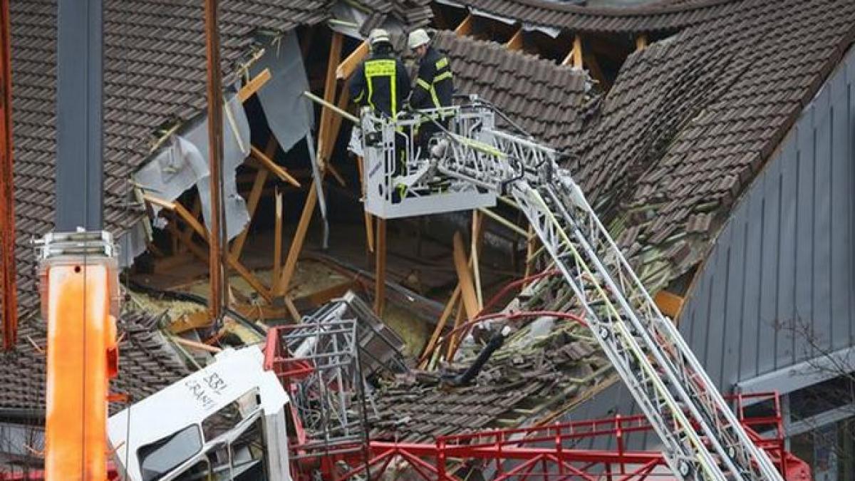 o macara a cazut peste un supermarket din germania