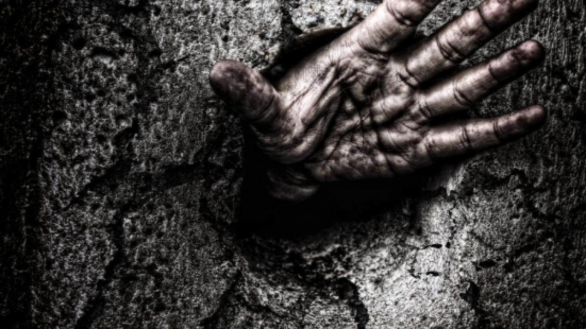 a ramas neingropat din cauza preotilor decedatul nu si a platit contributia la biserica iar preotii